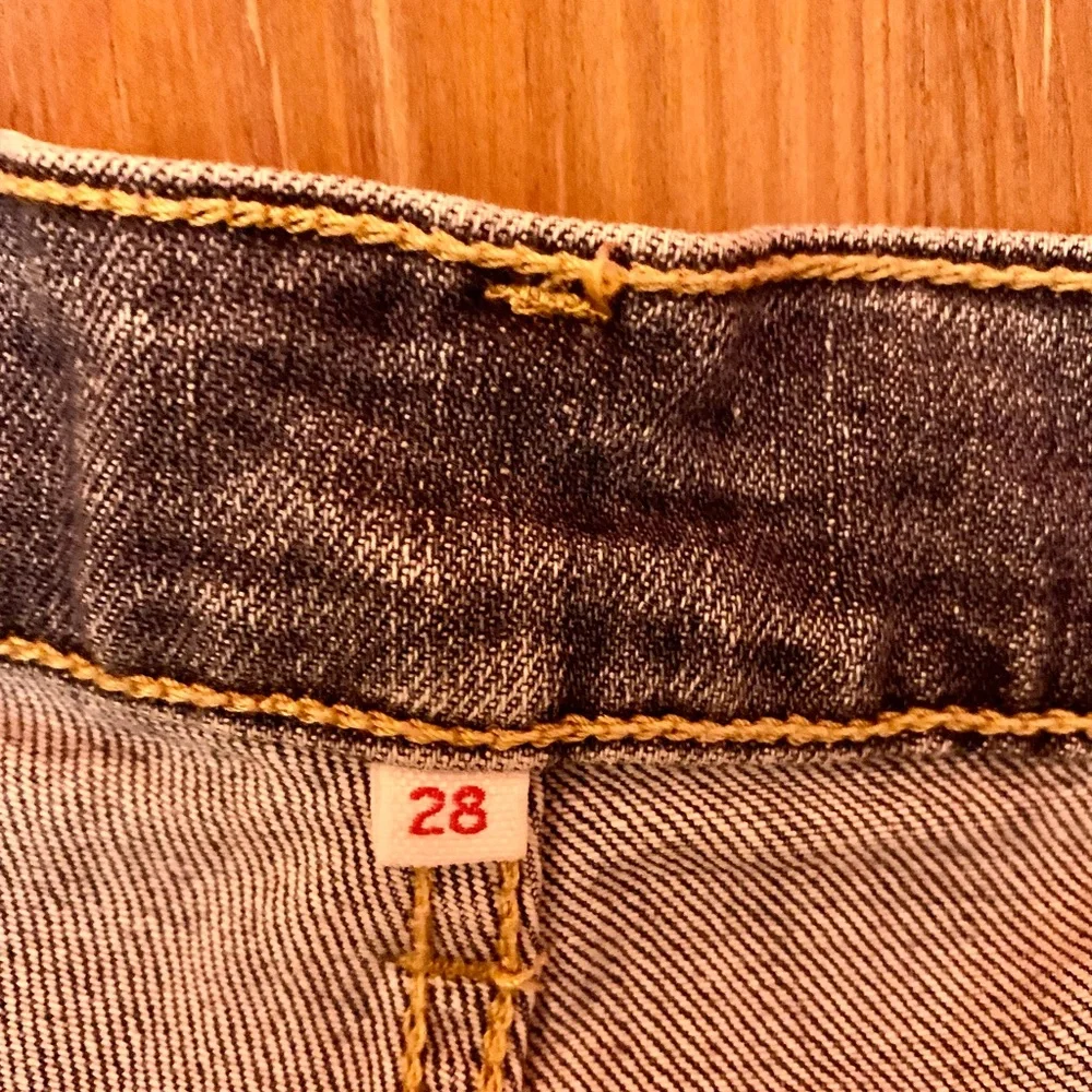 Levi's Medium Wash Roll Cuff Midi Shorts Women's Size 28 - Picture 5 of 7